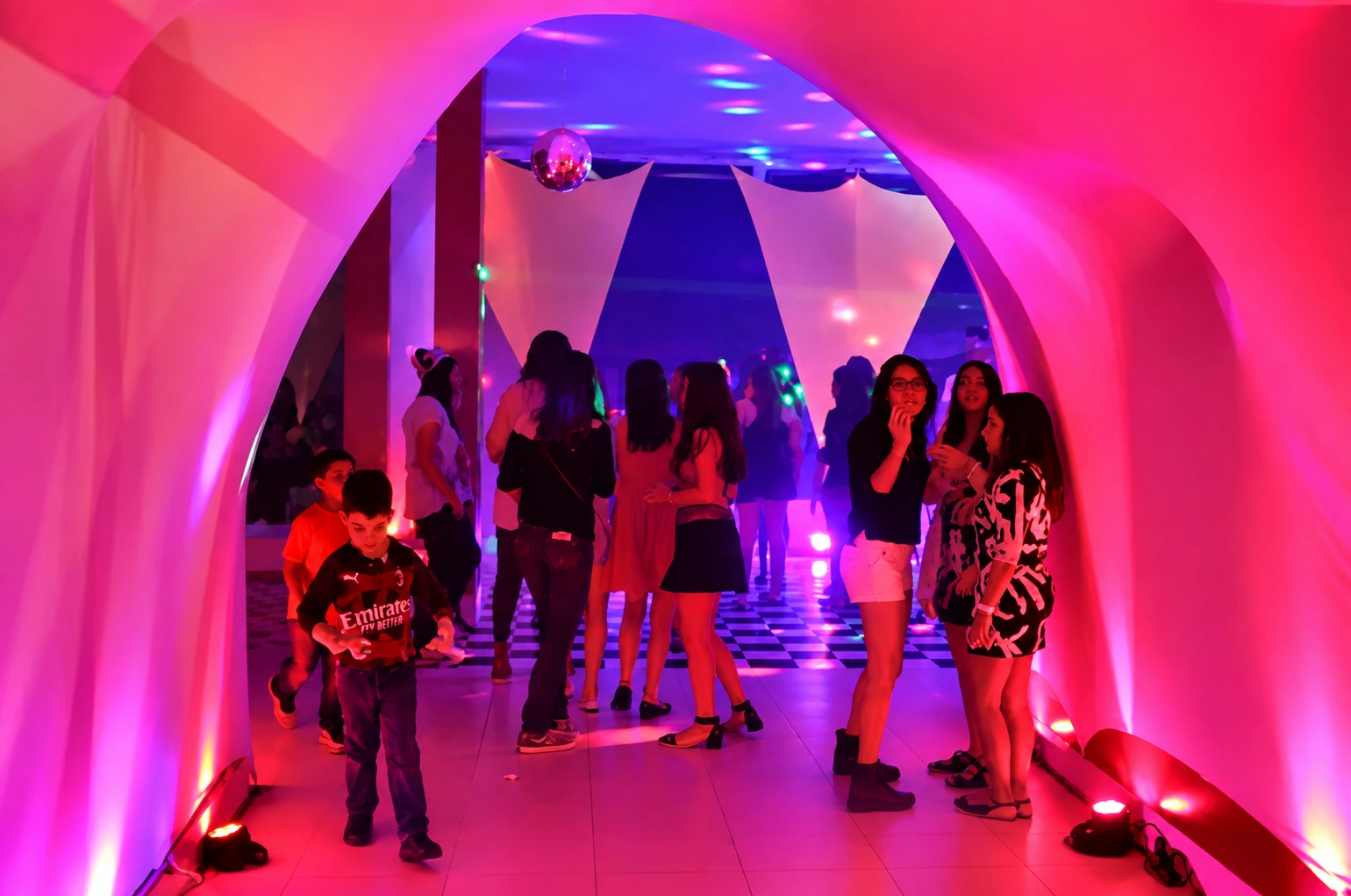 Túnel de lycra em festa teen Quiz Eventos