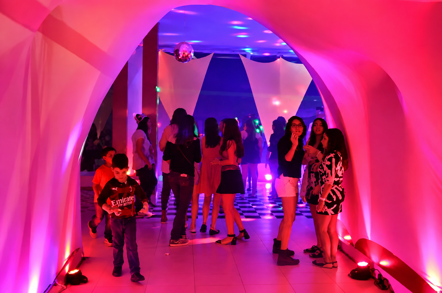 Festa teen: o que transforma um salão em balada